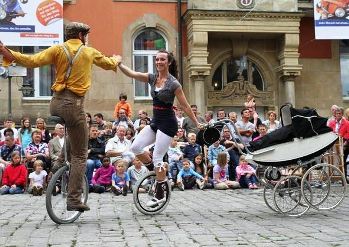 cycling circus love on weels 349 x 247